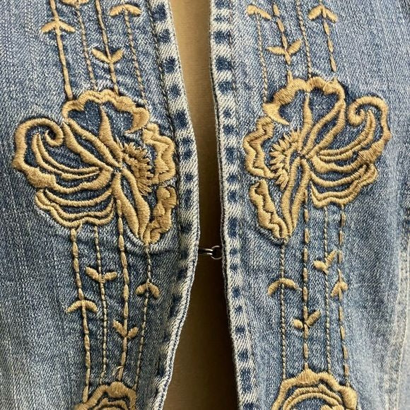Kitkat Floral Embroidered Denim Jacket w/ Clasp in the Center (Size: Large)