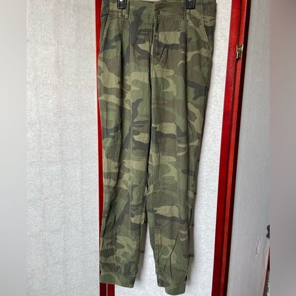 Hollister Ultra High-Rise Camo Designed Joggers w/Elastic at Ankles (Size: Med)